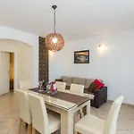 Dora Apartment *