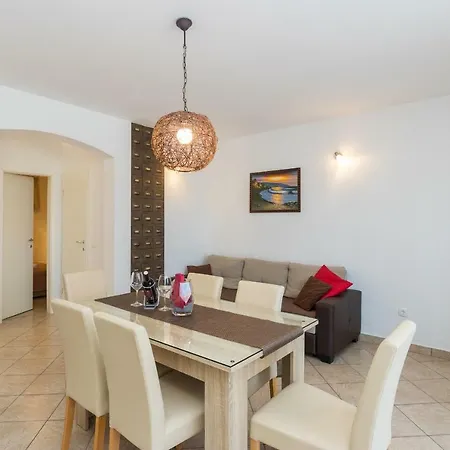 Dora Apartmán *